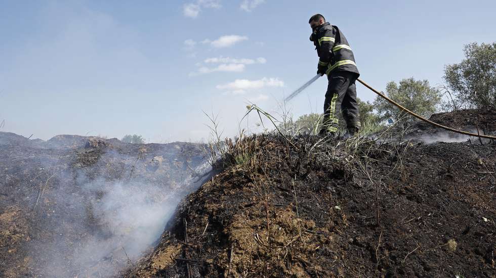 Um bombeiro combate um incêndio que deflagrou hoje numa área de mato e ervas secas na zona do Lumiar, em Lisboa, informou à Lusa o chefe de turno do Regimento de Sapadores Bombeiros, Lisboa, 29 de junho de 2023. O fogo – cujo alerta foi dado às 15:43 – está a lavrar na Azinhaga Fonte Velha, Quinta do Olival, perto da Rua Daciano Costa e do Clube de Ténis Paço do Lumiar e de acordo com informação disponível na página da Proteção Civil, pelas 17:30 estavam no local 71 operacionais, apoiados por 20 viaturas. ANTÓNIO PEDRO SANTOS/LUSA