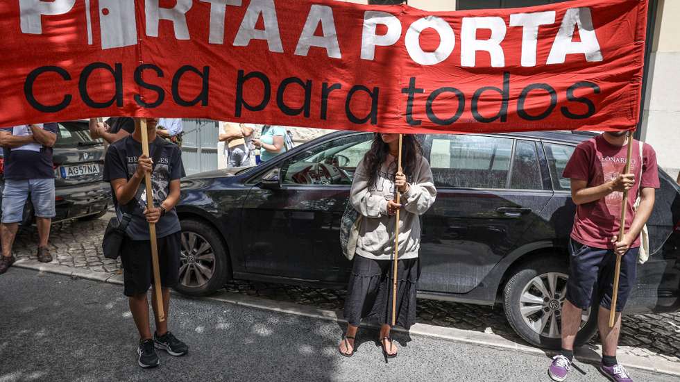 Manifestantes participam na concentração contra o programa do Governo "Mais Habitação", organizada pelo Movimento pelo Direito à Habitação Porta a Porta – Casa para Todos, frente ao Ministério da Habitação em Lisboa, 27 de julho de 2023. MIGUEL A. LOPES/LUSA