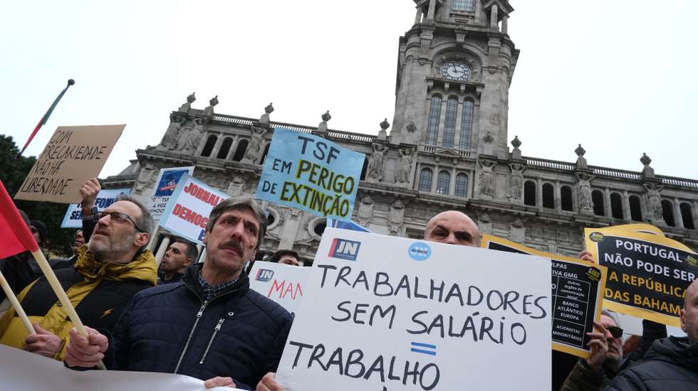 Trabalhadores participam na greve de 24 horas das redações do Jornal de Notícias, TSF, O Jogo e Diário de Notícias, detidas pelo Global Media Group (GMG), convocada pelo Sindicato dos Jornalistas, Porto, 10 de janeiro de 2024. Os trabalhadores do GMG "exigem o pagamento imediato das retribuições em falta, do subsídio de Natal e a remuneração devida aos prestadores de serviço, vulgo “recibos verdes”; exigem que a Comissão Executiva ponha termo imediato a qualquer processo que determine a cessação de contratos de trabalho; exigem que a administração coloque o seu foco no investimento e na melhoria das condições de trabalho de forma a projetar o crescimento do grupo e a propiciar condições para uma efetiva liberdade de informação de todos os cidadãos". FERNANDO VELUDO/LUSA