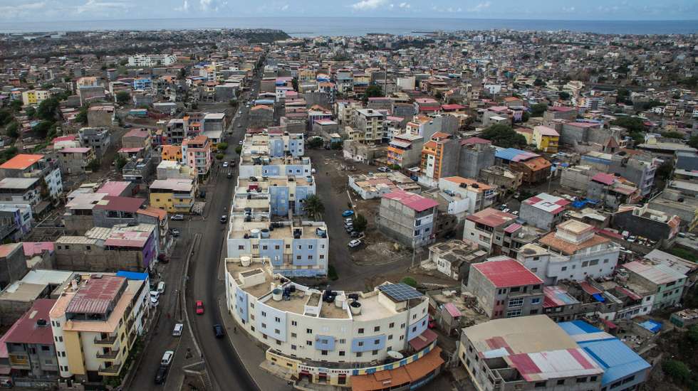 A capital de Cabo Verde está fora das listas de lugares célebres pela criminalidade, mas o tiro pelas costas que a meio de agosto matou uma adolescente de 16 anos, numa rua da cidade da Praia, reacendeu a discussão interna. Cidade da Praia, Cabo Verde, 16 de agosto de 2023. (ACOMPANHA TEXTO DE 28-08-2023)  ELTON MONTEIRO/LUSA