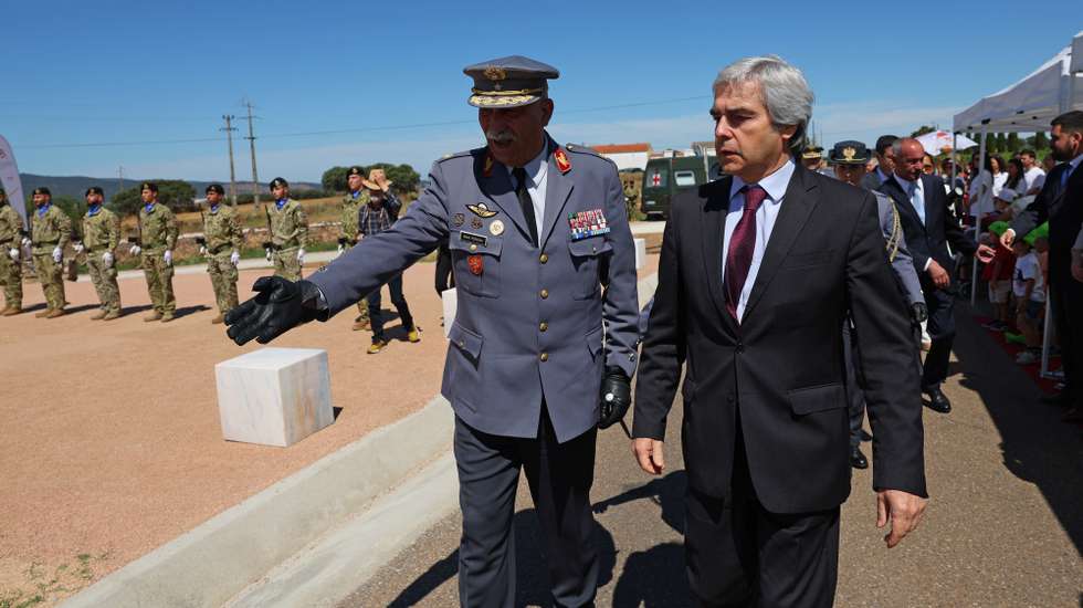 O ministro da Defesa Nacional, Nuno Melo (D), à chegada para as comemorações do 359.º aniversário da Batalha de Montes Claros, onde inaugurou o Terreiro e Memorial desta batalha, iniciativa promovida pela Fundação Batalha de Aljubarrota. Borba, 17 de junho de 2024. NUNO VEIGA/LUSA