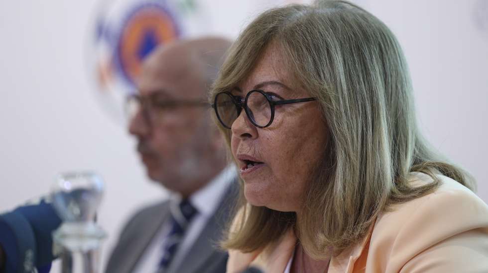 A ministra da Administração Interna, Margarida Blasco, acompanhada pelo secretário de Estado da Administração Interna, Telmo Correia (E), durante uma conferência de imprensa sobre a situação dos incêndios em Portugal, na Autoridade Nacional de Emergência e Proteção Civil em Carnaxide, 19 de setembro de 2024. MIGUEL A. LOPES/LUSA