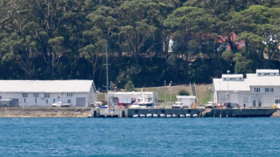 epa11794388 The mast of Flying Fish Arctos is seen from behind a wall at the Royal Australian Yachts club in Jervis Bay, after a sailor was killed onboard, in NSW, Australia, 27 December 2024. Two sailors on board and have been killed during the Sydney to Hobart yacht race amid a night of tough weather conditions that hit the fleet.  EPA/BIANCA DE MARCHI AUSTRALIA AND NEW ZEALAND OUT