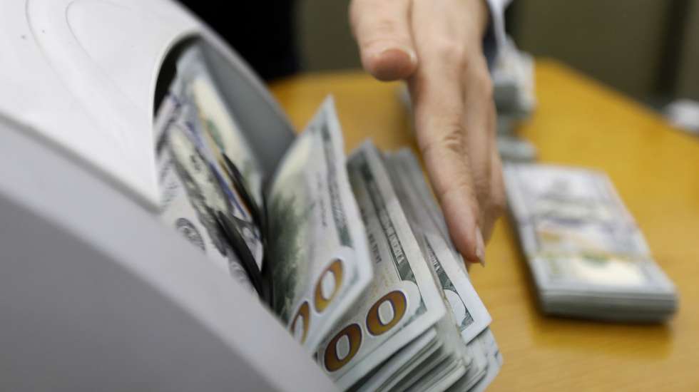 epa10193210 A staff member counts US dollars banknotes at a bank in Hanoi, Vietnam, 19 September 2022. The USD/VND exchange rate has increased by more than 3.6 percent since the beginning of 2022, the highest in history, according to media reports.  EPA/LUONG THAI LINH