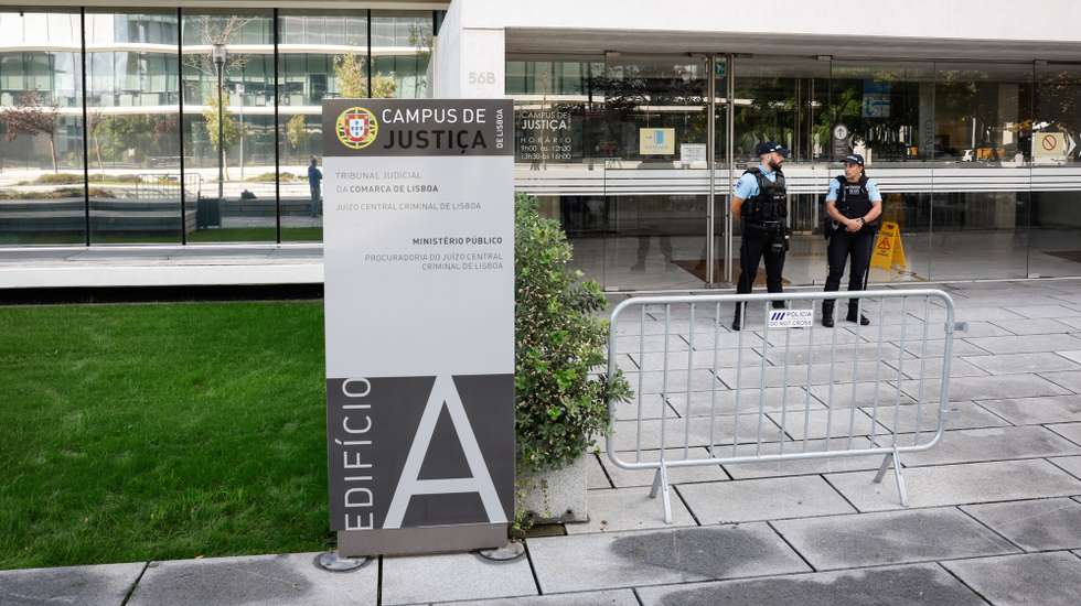 Agentes da Polícia de Segurança Pública (PSP), aguardam no exterior do Campus de Justiça, durante o julgamento do processo BES/GES, em Lisboa, 16 de outubro de 2024. ANTÓNIO PEDRO SANTOS/LUSA