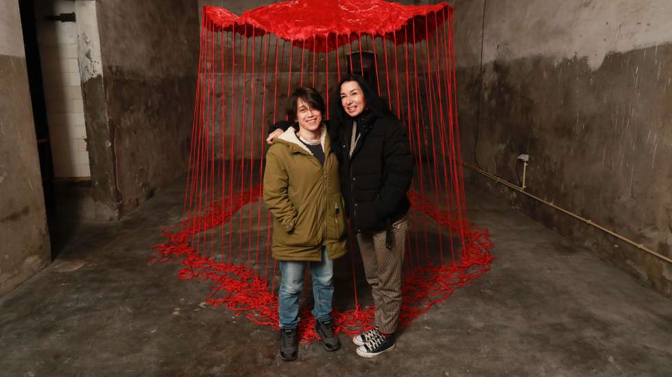 Duas artistas estrangeiras, uma neerlandesa Mariane van Der Zwaan (D), e Cibelle Mendes (D), brasileira, realizaram uma residência artística no Tortosendo, durante a qual desenvolveram uma peça que discursa sobre o casamento jovem nas comunidades ciganas, com a participação de mulheres ciganas, na Covilhã, 20 de março de 2025. (ACOMPANHA TEXTO DA LUSA DO DIA 27 DE MARÇO DE 2025). MIGUEL PEREIRA DA SILVA/LUSA