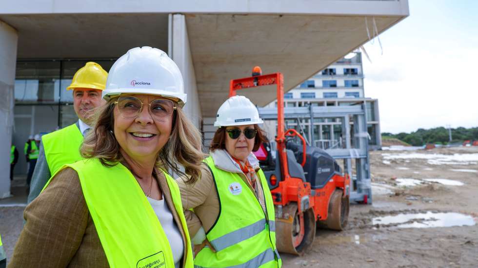 A ministra da Saúde, Ana Paula Martins (E), durante a visita à obra do Hospital Central do Alentejo, em Évora, 11 de abril de 2025. NUNO VEIGA/LUSA