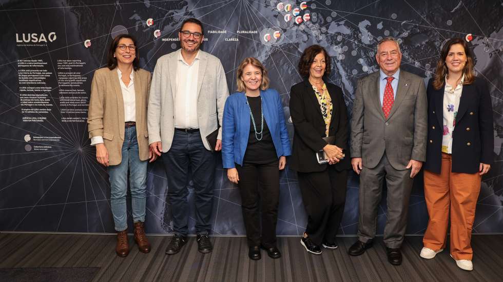 A diretora de Informação da agência Lusa, Luísa Meireles (3-D), e os eurodeputados, Ana Catarina Mendes (PS) (E), João Oliveira (CDU) (2-E), Catarina Martins (BE) (3-E), António Tânger Corrêa (CHEGA) (2-D), e Lídia Pereira (PSD) (D), posa para a fotografia de família do Programa de formação do parlamento europeu para jornalistas na sede da agência Lusa, em Lisboa, 28 outubro 2025. MANUEL DE ALMEIDA/LUSA