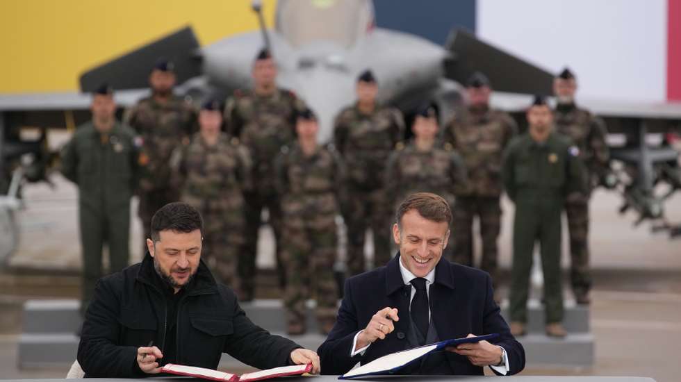 epa12530981 French President Emmanuel Macron (R), and Ukrainian President Volodymyr Zelensky (L) sign an agreement at the Villacoublay air base near Paris, France, 17 November 2025.  EPA/Christophe Ena / POOL MAXPPP OUT