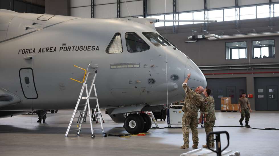 Militares obsevam um KC-390 na oficina de manutenção, que foi hoje visitada pelo ministro da Defesa Nacional, Nuno Melo, e o seu homólogo da Suécia, Pål Jonson, na Esquadra 506 da Força Aérea, Base Aérea n.º 11, Beja, 18 de setembro de 2025. NUNO VEIGA/LUSA