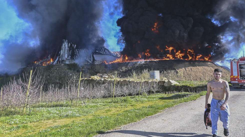 Mais de 100 bombeiros estão hoje a combater um incêndio, que deflagrou num armazém de fruta, no concelho de Óbidos, distrito de Leiria, disseram à Lusa fontes da Proteção Civil e da GNR, 22 de fevereiro de 2026. Às 15:57 estavam no local 106 operacionais de várias corporações de bombeiros voluntários e da GNR, apoiados por 40 veículos. CARLOS BARROSO/LUSA