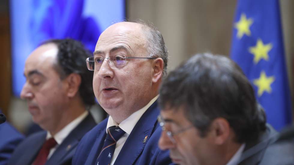 O ministro da Agricultura e Mar, José Manuel Fernandes (C), intervém durante a sua audição na Comissão de Agricultura e Pescas "sobre declarações proferidas sobre os dirigentes do ICNF e mensagem divulgada em reunião com o Instituto", na Assembleia da República, em Lisboa, 11 de fevereiro de 2026. ANTÓNIO PEDRO SANTOS/LUSA