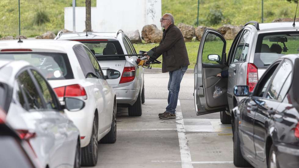 Um automobilista abastece a sua viatura num posto de combustíveis, em virtude do esperado aumento dos combustíveis, em Alfragide, Amadora, 06 de março de 2026. Os preços dos combustíveis em Portugal deverão aumentar na próxima semana, num contexto de tensão no Médio Oriente, com o gasóleo simples a subir cerca de 25 cêntimos por litro e a gasolina sete cêntimos, segundo fonte do mercado.ANTÓNIO PEDRO SANTOS/LUSA