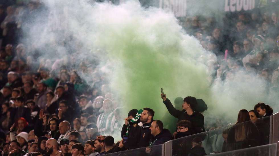 Os adeptos do Rio Ave reagem durante o jogo da I Liga de Futebol com o Famalicão realizado no Estádio do Rio Ave Futebol Clube, Vila do Conde, 1 de março de 2026. MANUEL FERNANDO ARAÚJO/LUSA