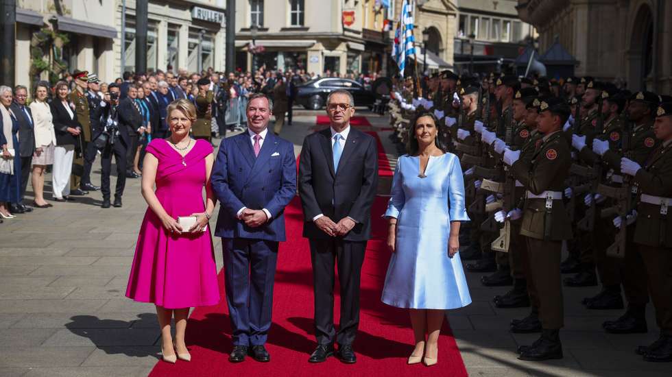 O Presidente da República, António José Seguro (2D), acompanhado pela sua mulher, Margarida Maldonado Freitas (D), é recebido pelo Grão-Duque, Guilherme V (2E) e pela grã-duquesa, Stephanie de Luxemburgo (E), na cerimónia oficial de boas-vindas no Palácio Ducal, inserido na visita oficial ao Grão-Ducado, 6 de junho de 2026.  TIAGO PETINGA/LUSA