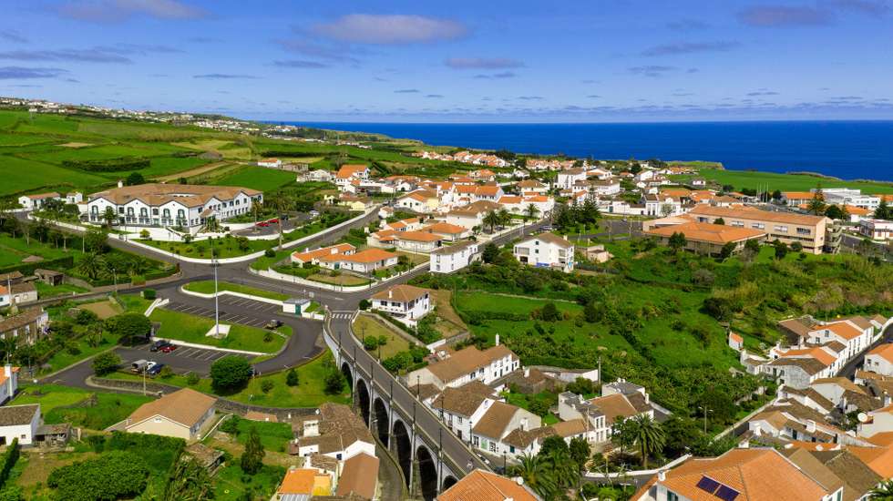 Vista aérea do lar de idosos da Santa Casa da Misericórdia do Nordeste (complexo à esquerda), onde há registo, até ao momento, de 12 casos de infeção por covid-19, tendo o primeiro desses casos ter sido o de uma utente de 88 anos, que contraiu a infeção no Hospital do Divino Espírito Santo, em Ponta Delgada, depois de lhe ter sido transmitida por uma profissional de saúde, e de ter sido a primeira vítima mortal com covid-19 nos Açores, na vila do Nordeste, ilha de são Miguel, Açores, 10 de abril de 2020. No Nordeste, onde foram detetados 12 casos de covid-19 num lar de idosos, as poucas pessoas que se veem na rua confiam que as autoridades fizeram tudo o que era possível para conter a propagação. (ACOMPANHA TEXTO). EDUARDO COSTA/LUSA