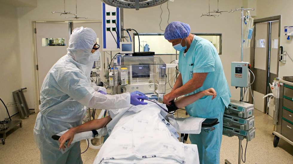 Dois médicos entubam um paciente durante uma demonstração do uso de câmaras de proteção profissional ao ato de entubação, que permitirá reduzir o risco de contágio pelo novo coronavírus (covid-19) e outros agentes infecciosos durante estes procedimentos que se realizam tanto nos blocos operatórios como nas Unidades de Cuidados Intensivos, no Hospital Santa Maria, em Lisboa, 12 de maio de 2020. O material é uma oferta do movimento “Todos Por Quem Cuida”, que nasceu para entregar material determinante para a segurança e qualidade dos cuidados prestados aos portugueses durante a pandemia da covid-19. ANTÓNIO PEDRO SANTOS/LUSA