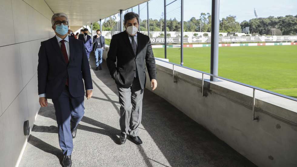 O secretário de Estado Adjunto e da Saúde, António Lacerda Sales (E), acompanhado pelo presidente da Federação Portuguesa de Futebol, Fernando Gomes (D), visita a Casa dos Atletas da Federação Portuguesa de Futebol (que está a funcionar como estrutura de apoio para doentes covid-19), Cruz Quebrada - Dafundo, 9 de fevereiro de 2021. MIGUEL A. LOPES/POOL/LUSA