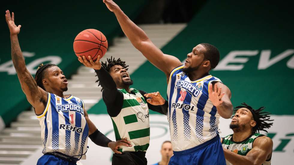 Defesa agressiva e lançamentos longos de Riley e Gordon fizeram a diferença a favor do FC Porto no Pavilhão João Rocha