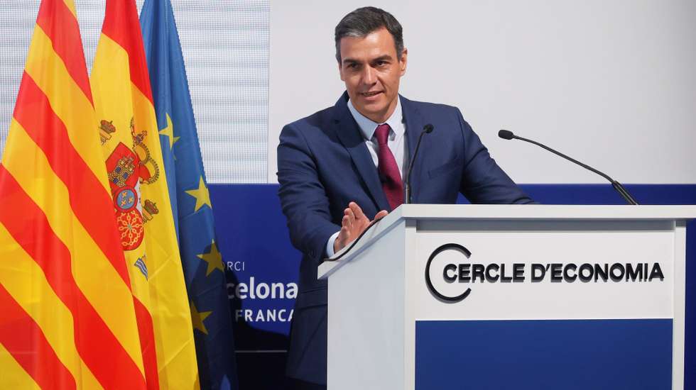 epa09282183 Spanish Prime Minister, Pedro Sanchez, takes part during the closing day of the Circle of Economy Forum meetings in Barcelona, Spain, 18 June 2021. Sanchez announced that an Extraordinary Cabinet Meeting will be held 24 June 2021 in order to approve the decision of withdrawing the mandatory use of masks outdoors.  EPA/QUIQUE GARCIA