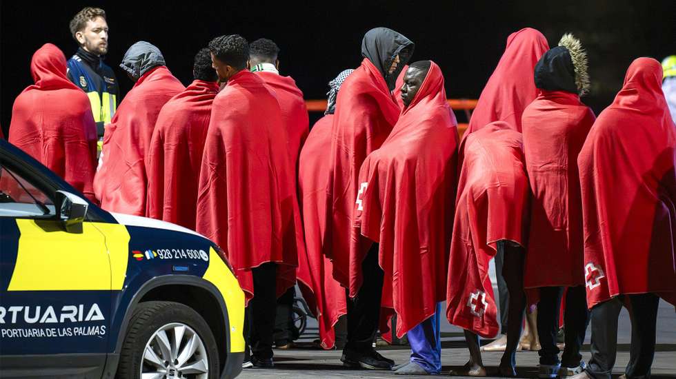 epaselect epa13288471 Rescued migrants arrive in the port city of Arrecife on Lanzarote, Canary Islands, Spain, 08 October 2026. Spanish Maritime Rescue intercepted a vessel carrying more than 100 migrants northeast of Lanzarote early on 08 October, transporting all individuals to the port of Arrecife.  EPA/ADRIEL PERDOMO