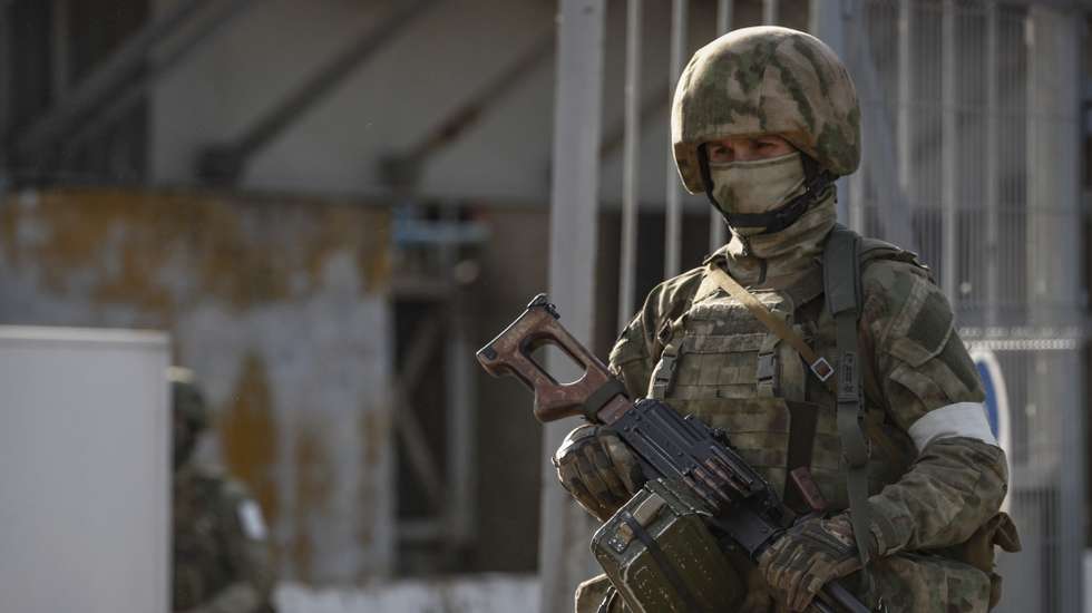 epa09962107 A picture taken during a media tour organized by the Russian Army shows Russian servicemen standing guard near the Kakhovka Hydroelectric Power Plant (HPP) on the Dnieper River in Kakhovka, near Kherson, Ukraine, 20 May 2022 (issued 21 May 2022). The Kakhovka HPP is the main source of energy supply to the south of Ukraine, as well as the most important strategic facility.  EPA/SERGEI ILNITSKY