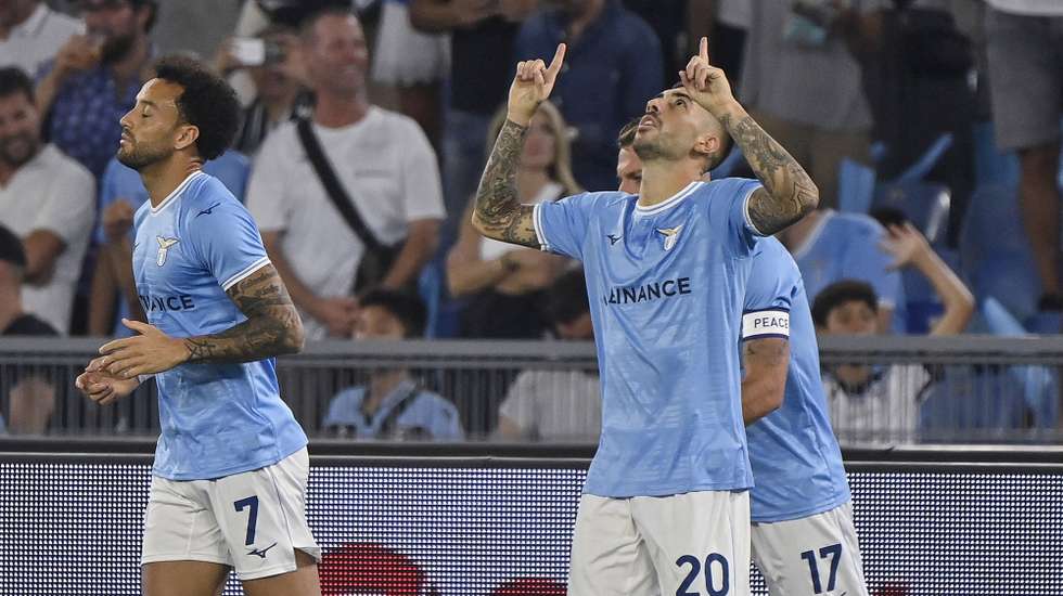 epa10158021 Lazio's Mattia Zaccagni (C) celebrates scoring the 1-0 goal during the Italian Serie A soccer match between SS Lazio and SSC Napoli at the Olimpico stadium in Rome, Italy, 03 September 2022.  EPA/Riccardo Antimiani