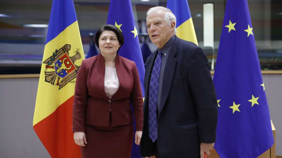 epa10452367 Moldova's Prime Minister Natalia Gavrilita (L) and High Representative of the European Union for Foreign Affairs and Security Policy Josep Borrell pose for a photo ahead of an EU-Republic of Moldova Association Council in Brussels, Belgium, 07 February 2022. It is the first EU-Republic of Moldova Association Council since Moldova became an EU candidate country.  EPA/OLIVIER HOSLET