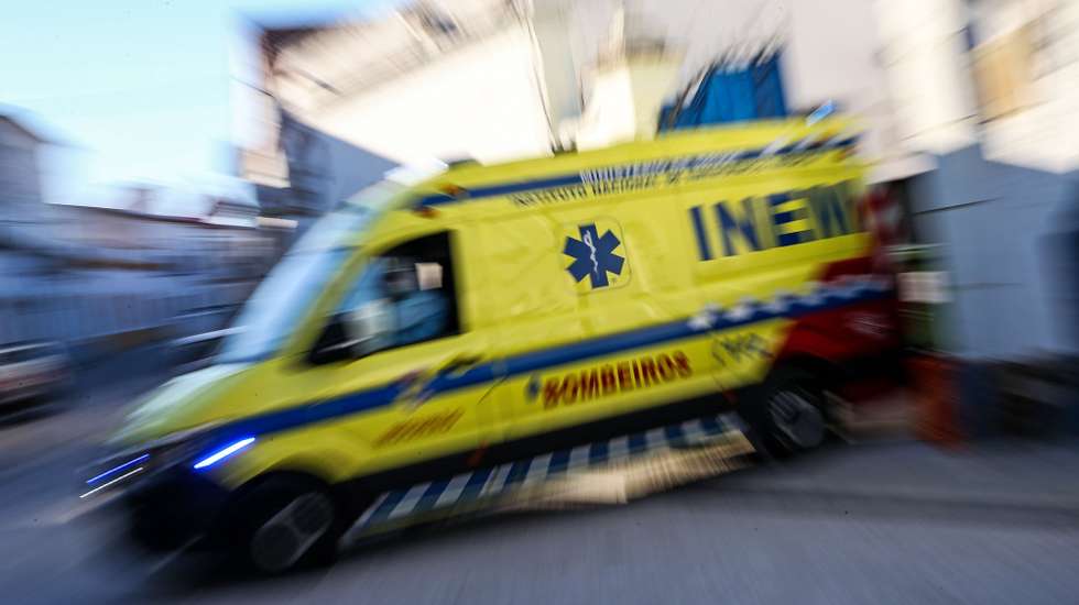 Uma ambulância sai com vários idosos dos cerca de 60 infetados com covid-19 que estão a ser transferidos do lar de Reguengos de Monsaraz para um pavilhão preparado para o efeito, Reguengos de Monsaraz, 03 de julho de 2020. O lar da Fundação Maria Inácia Vogado Perdigão Silva (FMIVPS), foi onde surgiu um surto da doença, no dia 18 de junho. NUNO VEIGA/LUSA