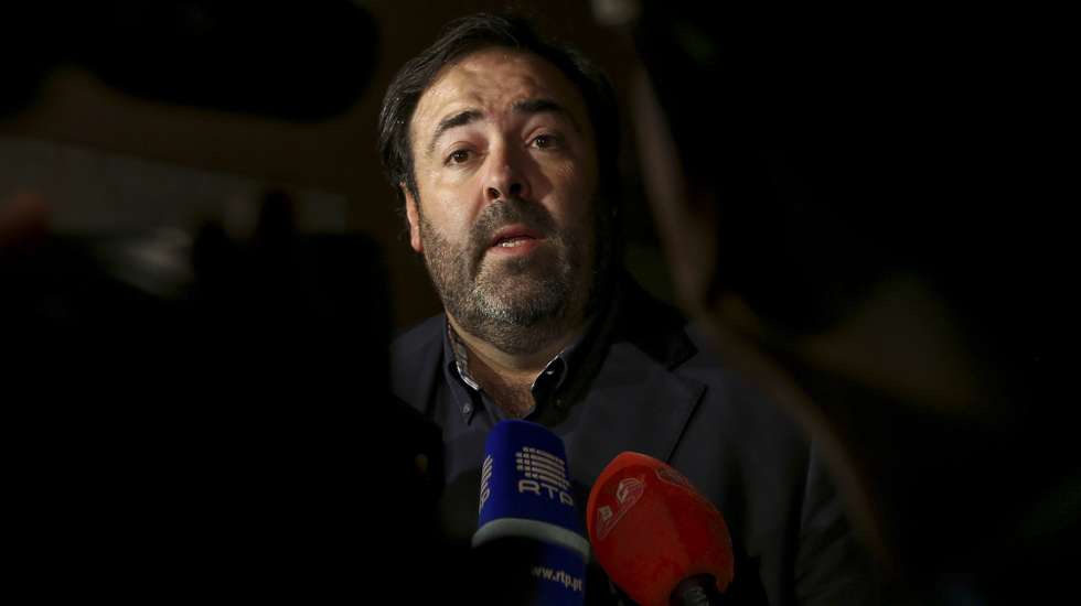 António Galamba, do Partido Socialista (PS), fala aos jornalistas à chegada à sede do partido para participar na reunião da Comissão Política Nacional, em Lisboa, 22 de outubro de 2015. MANUEL DE ALMEIDA/LUSA