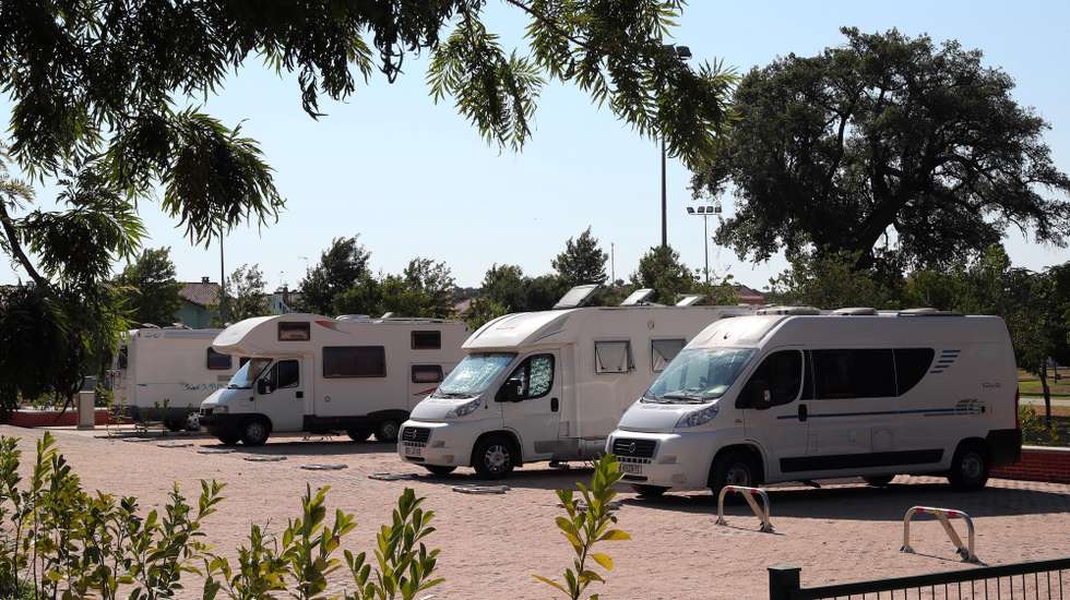 Autocaravanas estacionadas na Área de Serviço de Autocaravanas (ASA) em Ponte de Sor, inaugurada hoje pela secretária de Estado do Turismo, Rita Marques (ausente na imagem), 16 de julho de 2020. A área de Serviço de Autocaravanas (ASA) está integrada na rede de Áreas de Serviço do Autocaravanismo do Alentejo e Ribatejo, um projeto apoiado pelo programa Valorizar. NUNO VEIGA/LUSA