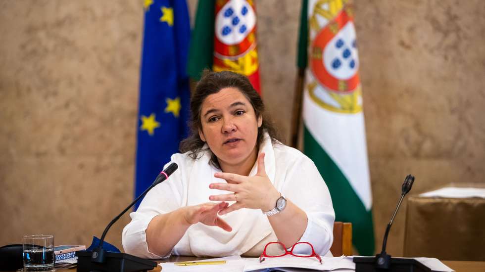 A ministra da Modernização do Estado e da Administração Pública, Alexandra Leitão, durante a sua audição na Comissão de Administração Pública, Modernização Administrativa, Descentralização e Poder Local, na sequência de requerimento apresentado pelo grupo parlamentar do PCP, sobre atropelos aos direitos dos trabalhadores de empresas contratadas pelo Estado para a prestação de serviços, na Assembleia da República, 07 de julho de 2021. JOSÉ SENA GOULÃO/LUSA