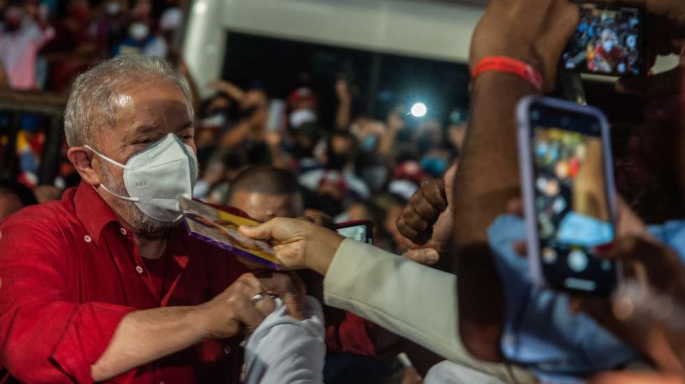 epa09431398 Former Brazilian President Luiz InÃ¡cio Lula da Silva arrives for a meeting with the black movement at the 'Senzala del Barro Preto', headquarters of the Afro ILE AYE troupe, in the city of Salvador, Brazil, 26 August 2021. The former president is on a ten-day tour of six states in the northeast of Brazil, the poorest region of the country and an electoral stronghold of the PT (Workers Party), to meet with political and social leaders.  EPA/Felipe IruatÃ£