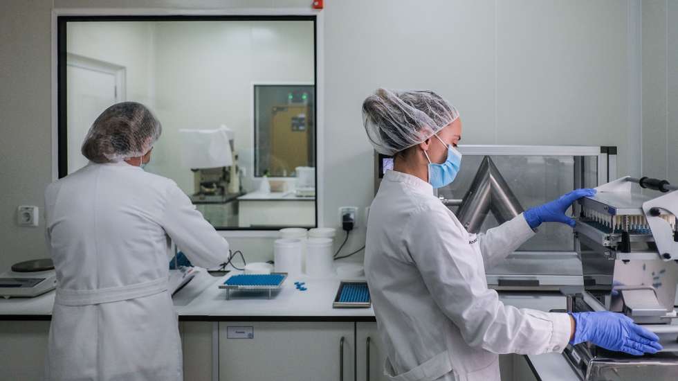 Técnicas de farmácia trabalham no Laboratório Nacional do Medicamento, em Lisboa, 31 de março de 2022. Enquanto laboratório do Estado, contribui para o desenvolvimento da investigação e produção de medicamentos. No plano militar e operacional, tem a missão específica de apoio às Forças Armadas. (ACOMPANHA TEXTO DO DIA 02 DE ABRIL 2022) MÁRIO CRUZ/LUSA