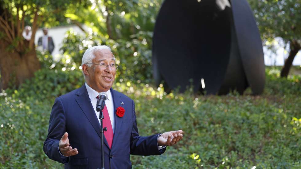 O primeiro-ministro, António Costa, fala aos jornalistas nos jardins do Palácio de São Bento, durante as comemorações do 49.º aniversário do 25 de Abril na residência oficial do primeiro-ministro, em Lisboa, 25 de abril de 2023. ANTÓNIO PEDRO SANTOS/LUSA