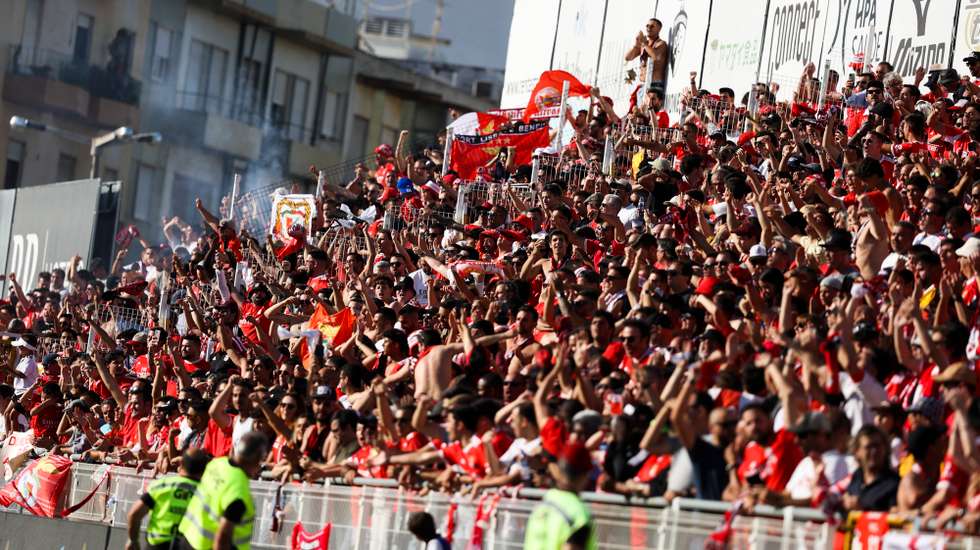 Adeptos do Benfica compareceram em massa em Portimão e deverão repetir o filme em Alvalade, onde os encarnados dependem apenas de si para serem campeões