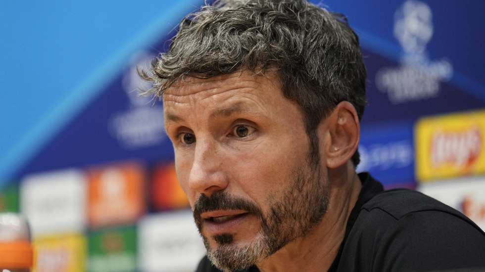 epa10868240 Royal Antwerp's head coach Mark Van Bommel attends a press conference, in Barcelona, Spain, 18 September 2023. Royal Antwerp will face FC Barcelona in their UEFA Champions League soccer match on 19 September.  EPA/Alejandro Garcia