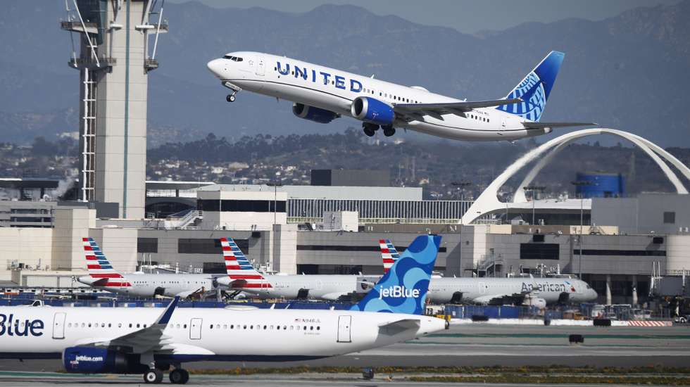 epa10414388 A United Airlines Boeing 737 MAX 9 departs from Los Angeles International Airport, in Los Angeles, California, USA, 18 January 2023. United Airlines fourth-quarter profits topped Wall Street estimates with an $843 million profit for the last three months of 2022.  EPA/CAROLINE BREHMAN
