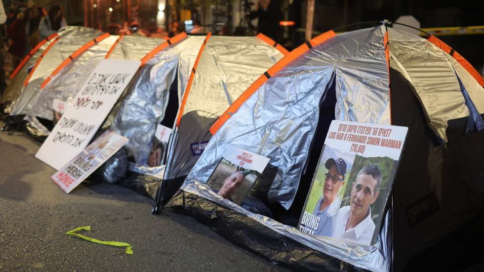 epa11094950 Families and supporters of Israeli hostages held by Hamas, put up tents camp during a protest calling for the immediate release of Israeli hostages held by Hamas in Gaza, outside of Prime Minister Benjamin Netanyahu's residence in Jerusalem, 21 January 2024. According to the Israeli army, 133 Israelis are still being held hostage by Hamas in Gaza.  EPA/ABIR SULTAN