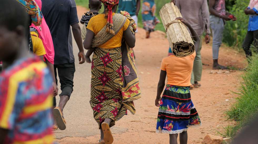 Mmala, aldeia moçambicana em Cabo Delgado, tinha mais de 11 mil pessoas, mas dois ataques dos terroristas levaram a população a fugir nos últimos dias com crianças ao colo, carregando à cabeça o pouco que escapou à destruição. Face a isto, a solução tem sido fugir à pressa, nomeadamente para a vila de Chiùre, hoje o último reduto de alguma segurança nas proximidades. Ainda assim, uma viagem de três dias a pé, por campos agrícolas e estradas, num movimento de milhares de pessoas em simultâneo,  Cabo Delgado, Moçambique, 24 de fevereiro de 2024. (ACOMPANHA TEXTO DE 25/02/2024) PAULO JULIÃO/LUSA
