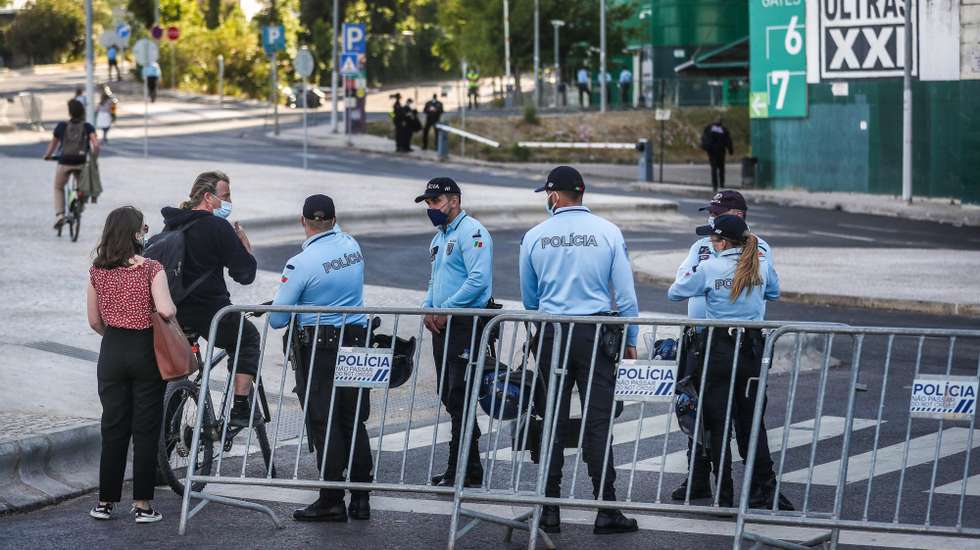 Agentes da Polícia de Segurança Pública (PSP) controlam um perímetro de segurança que envolve o Estádio José Alvalade para evitar a afluência de adeptos bem como concentrações e ajuntamentos nas imediações antes da última jornada da Primeira Liga de Futebol entre o Sporting e o Marítimo, em Lisboa, 19 de maio de 2021. MÁRIO CRUZ/LUSA