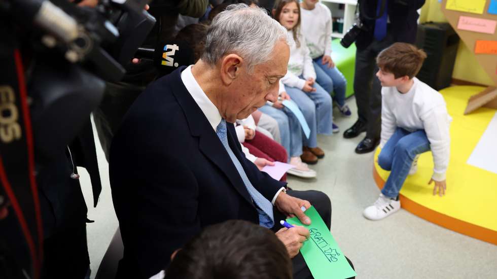 O Presidente da República, Marcelo Rebelo de Sousa, escreve o sentimento que sente no momento, durante uma visita à associação de solidariedade social do Grupo Nabeiro Coração Delta, no âmbito da sessão comemorativa do 20.º aniversário da associação, Campo Maior, 31 de janeiro de 2025. NUNO VEIGA/LUSA