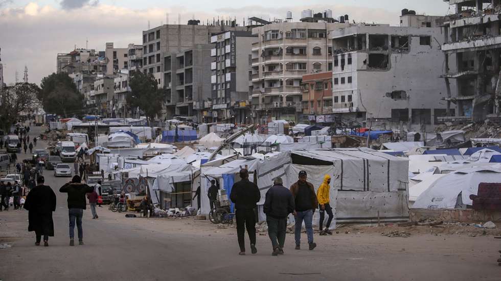epa11976752 Tents of displaced Palestinians from northern Gaza are set up near destroyed buildings in Gaza City, 20 March 2025, after the Israeli army issued evacuation orders for areas in northern Gaza. Israeli forces resumed airstrikes on Gaza on 18 March, ending a ceasefire that had been in place since 19 January.  EPA/MOHAMMED SABER
