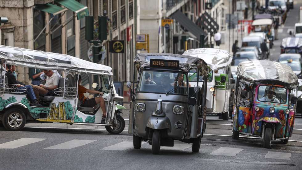 Veículos 'tuk-tuk' circulam pela zona histórica da cidade de Lisboa, 10 de abril de 2025. Em Lisboa, a circulação e o estacionamento dos ‘tuk-tuk’ passaram a ter zonas de restrição desde 01 de abril, com a proibição de passagem em 337 ruas da capital, na sequência de um despacho da Câmara Municipal. (ACOMPANHA TEXTO DA LUSA DO DIA 11 DE ABRIL DE 2025). TIAGO PETINGA/LUSA