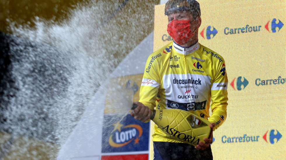 Joao Almeida celebra no podium na Polónia em Agosto de 2021