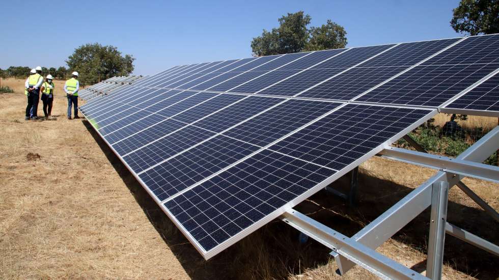 Trabalhos de construção de uma central fotovoltaica de 25 milhões de euros que pretende contribuir para estimular a economia do concelho de Mogadouro, com a criação de 150 postos trabalho e dinamizar o setor da restauração em tempos de pandemia, Mogadouro, 23 de julho de 2020. (ACOMPANHA TEXTO DE 30/07/2020) FRANCISCO PINTO/LUSA