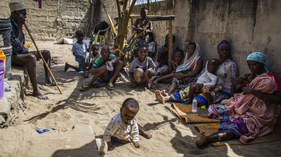 Pessoas no quintal de uma casa sobrelotada no bairro de Paquitequete, em Pemba, um dos pontos de chegada de deslocados da violência armada em Cabo Delgado, Pemba, Moçambique, 21 de julho de 2020. Alguns dos ataques são desde há um ano reivindicados pelo grupo 'jihadista' Estado Islâmico e a ameaça terrorista é reconhecida dentro e fora do país, tendo os grupos de rebeldes ocupado importantes vilas de Cabo Delgado (situadas a mais de 100 quilómetros da capital, Pemba) durante dias seguidos, antes de saírem sob fogo das Forças de Defesa e Segurança moçambicanas. RICARDO FRANCO/LUSA