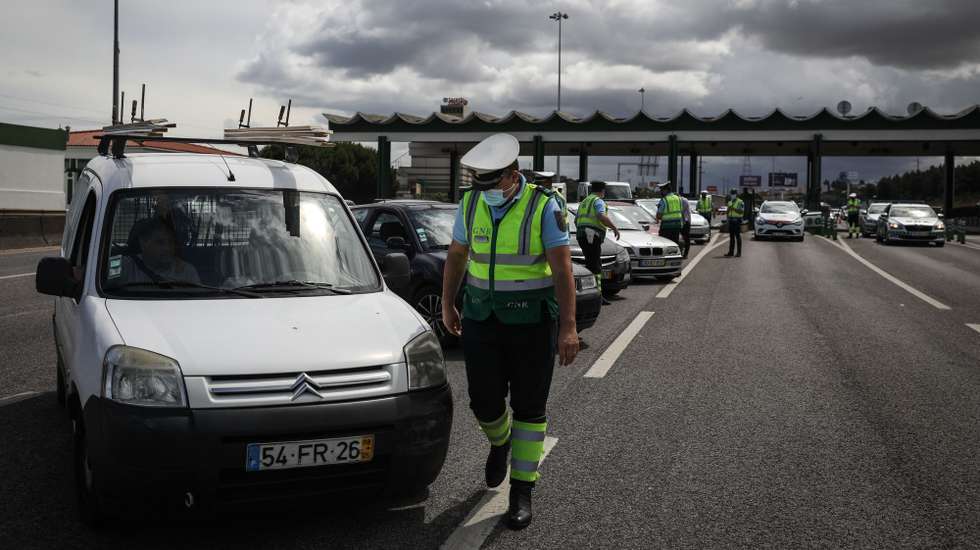 Um elemento da Guarda Nacional Republicana (GNR), aborda um condutor durante a operação de fiscalização no âmbito das novas medidas codid-19 para a Área Metropolitana de Lisboa (AML), nas portagens de Alverca, 18 de junho de 2021. RODRIGO ANTUNES/LUSA