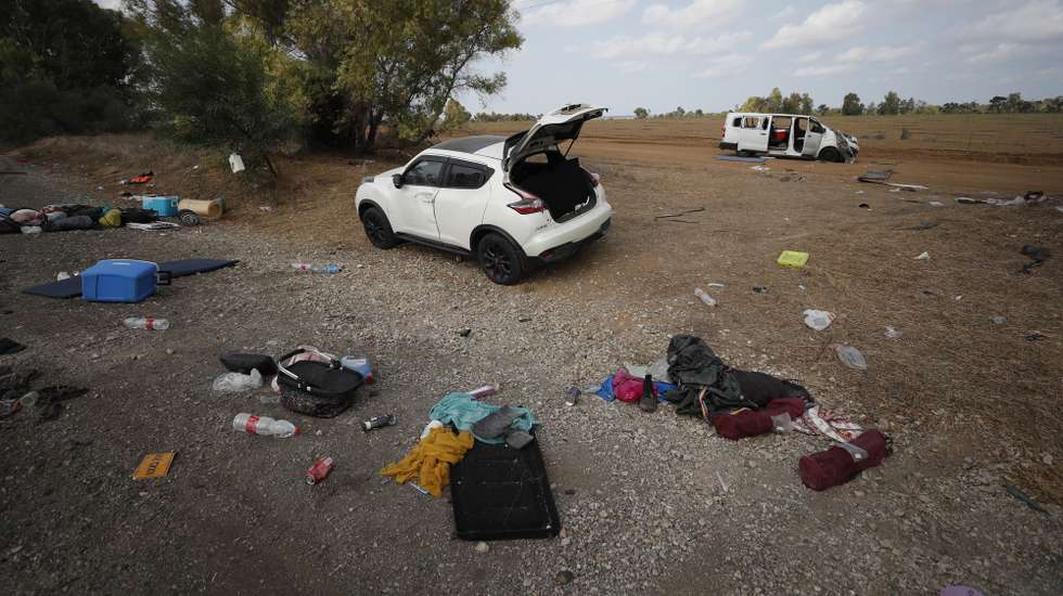 epaselect epa10911328 Cars and personal belongings left behind by Israelis in the aftermath of an attack that killed more than 260 people during a music festival on 07 October, near Raim, Israel, 10 October 2023. More than 900 people have been killed, around 150 were taken as hostages, and 1,500 others injured, according to Israel Defence Forces (IDF), after the Islamist movement Hamas launched an attack against Israel on 07 October. More than 3,000 people, including 1,500 militants from Hamas, have been killed and thousands injured in Gaza and Israel since 07 October, according to Israeli military sources and Palestinian officials.  EPA/ATEF SAFADI