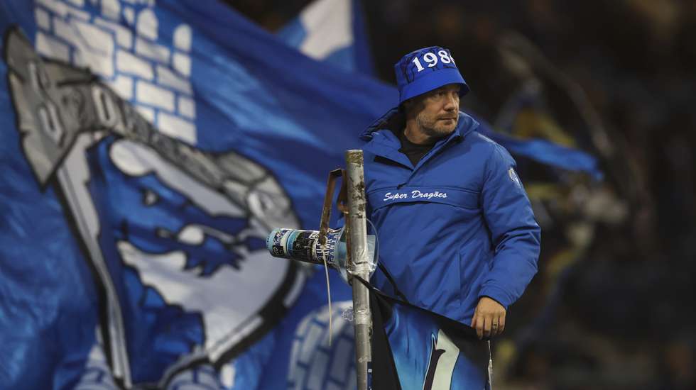 O líder da claque dos Super Dragões Fernando Madureira durante o jogo da Taça da Liga de Futebol entre o FC Porto e Gil Vicente, no estádio do Dragão, Porto, 21 de dezembro de 2022. JOSÉ COELHO/LUSA